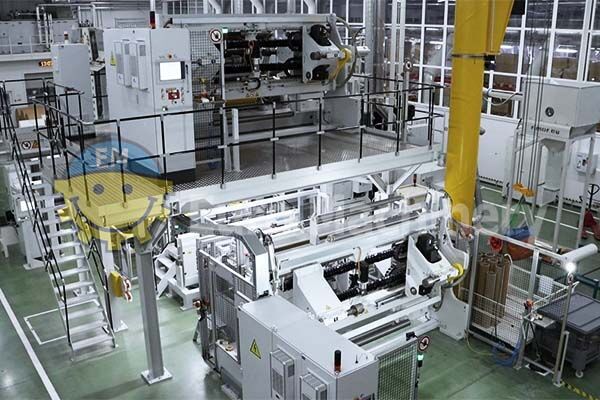 Co-extrusion line for coating and lamination